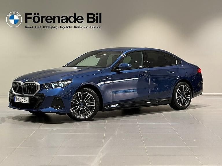 Blå Begagnad 2024 BMW i5 M Sport Sedan | 609 000 kr - Bild 1/4