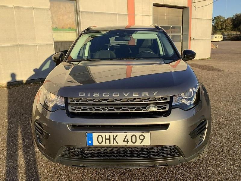 Grå Begagnad 2017 Land Rover Discovery Sport SUV | 196 000 kr (Marknadspris) - Bild 1/4