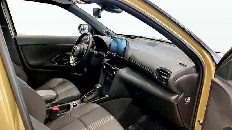 Begagnad Toyota Yaris 2024 Gul Halvkombi