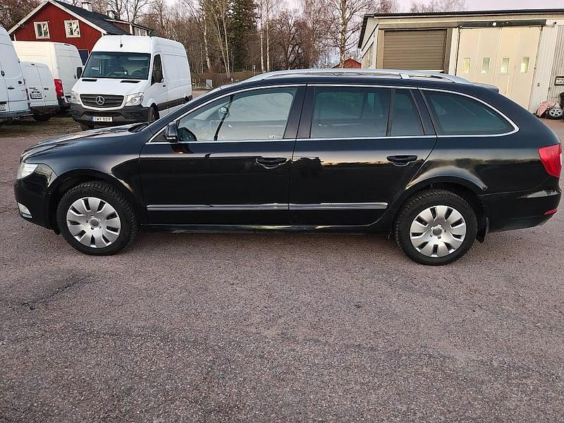 Svart Begagnad 2011 Skoda Superb Elegance Kombi | 39 800 kr (Marknadspris) - Bild 1/4