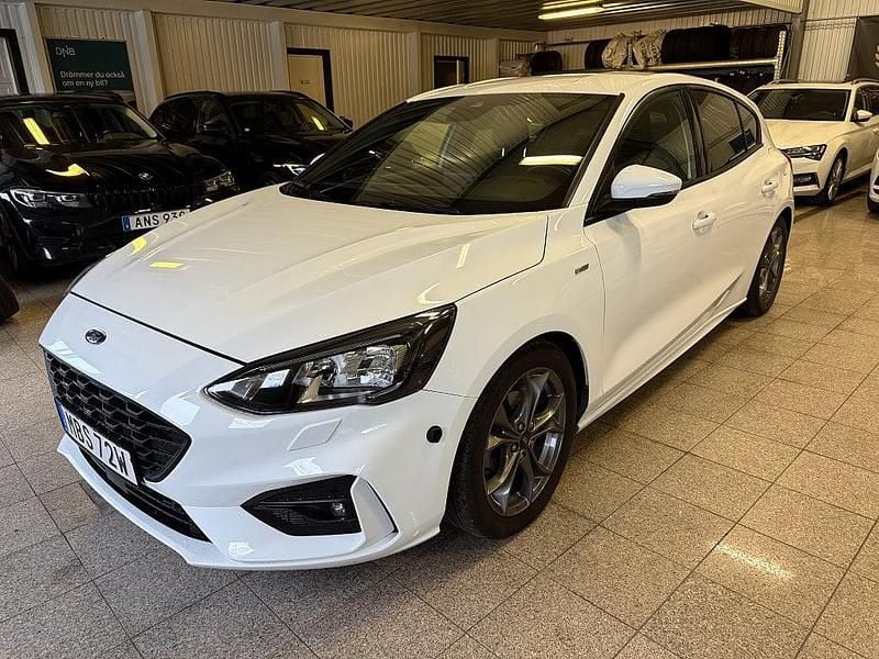 Vit Begagnad 2021 Ford Focus ST-Line Halvkombi | 159 900 kr (Marknadspris) - Bild 1/4
