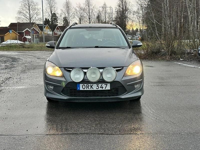 Grå Begagnad 2011 Hyundai i30 Kombi | 34 900 kr (Marknadspris) - Bild 1/4