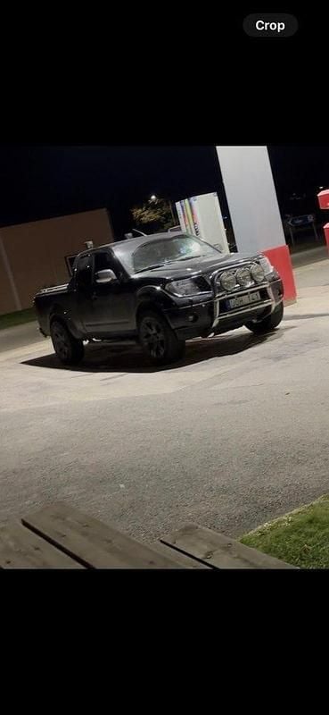 Svart Begagnad 2008 Nissan Navara Pickup | 90 000 kr (Marknadspris) - Bild 1/4