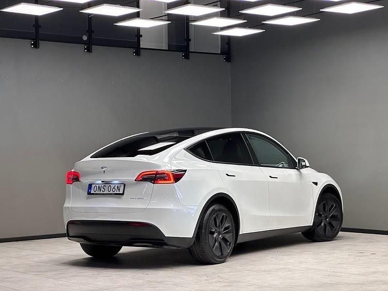Begagnad Tesla Model Y Long Range AWD 378 kW (514 HK) 2024 Vit SUV