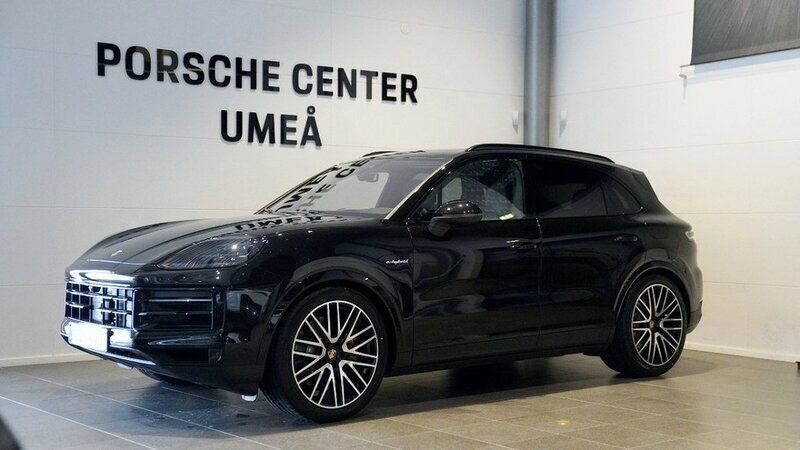 Svart Ny 2024 Porsche Cayenne S E-Hybrid SUV | 1 611 200 kr - Bild 1/4