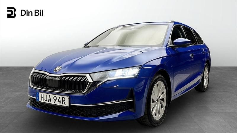 Blå Begagnad 2025 Skoda Octavia Selection Kombi | 294 900 kr (Marknadspris) - Bild 1/4