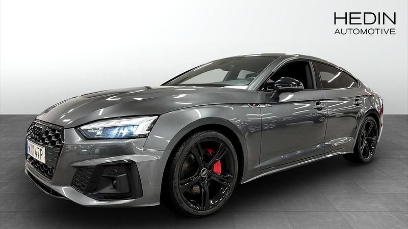 Grå Begagnad 2023 Audi A5 Sportback S-Line Halvkombi | 449 900 kr (Marknadspris) - Bild 1/4