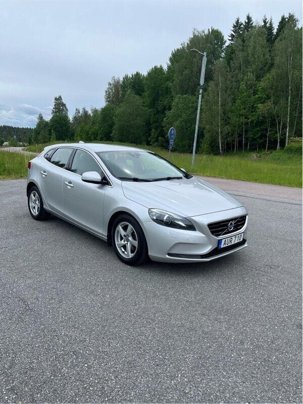 Silver Begagnad 2014 Volvo V40 Momentum Kombi | 129 000 kr (Marknadspris) - Bild 1/4