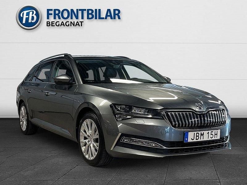 Grå Begagnad 2023 Skoda Superb Business Line Kombi | 339 900 kr (Marknadspris) - Bild 1/3