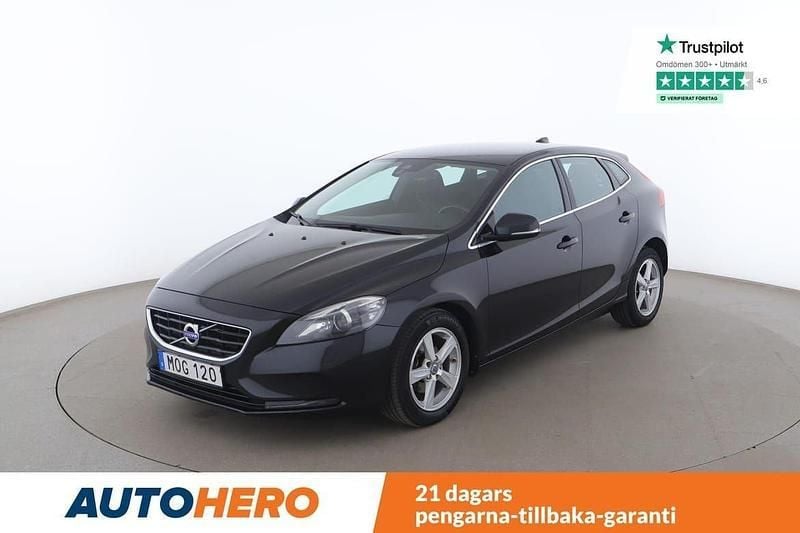Svart Begagnad 2014 Volvo V40 Momentum Kombi | 100 000 kr (Marknadspris) - Bild 1/4