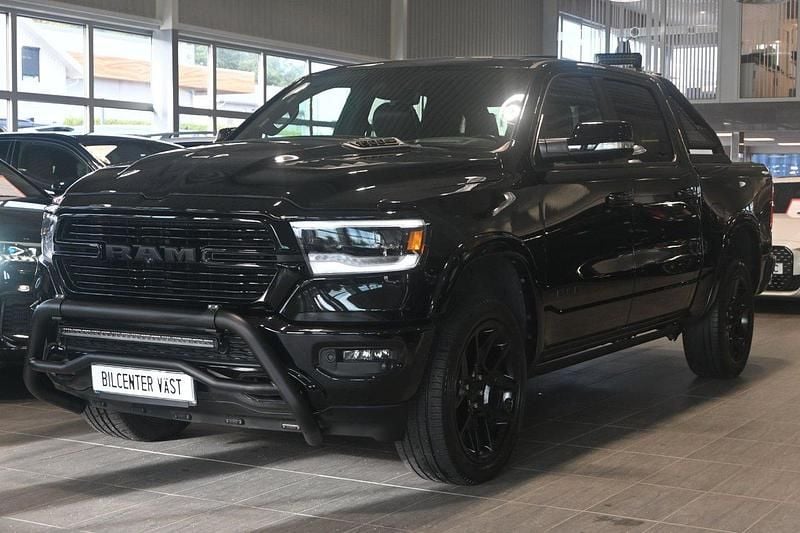 Svart Begagnad 2021 RAM 1500 Pickup | 719 000 kr (Lite dyr) - Bild 1/4