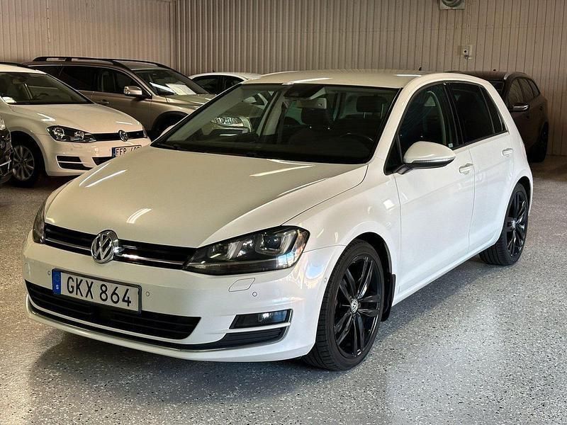 Vit Begagnad 2014 VW Golf VII Halvkombi | 134 900 kr (Dyr) - Bild 1/4