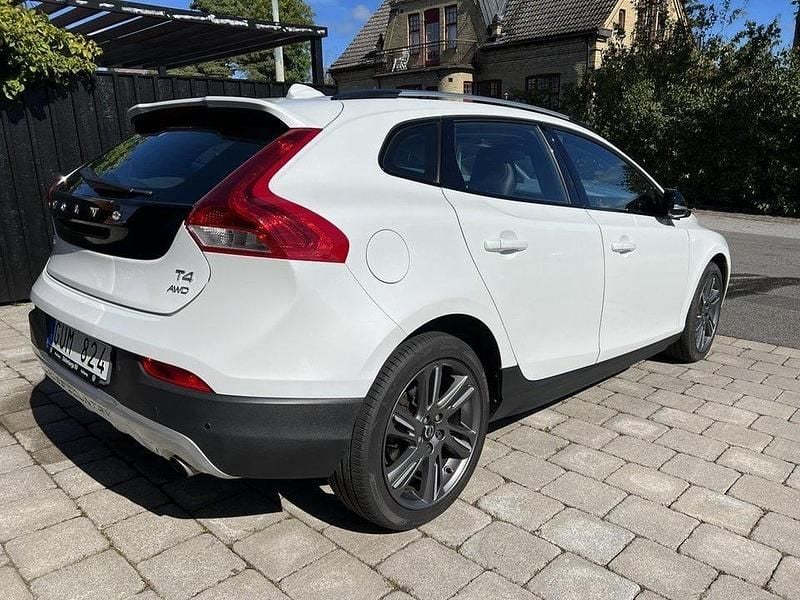 Vit Begagnad 2014 Volvo V40 CC Kombi | 159 000 kr (Marknadspris) - Bild 1/4
