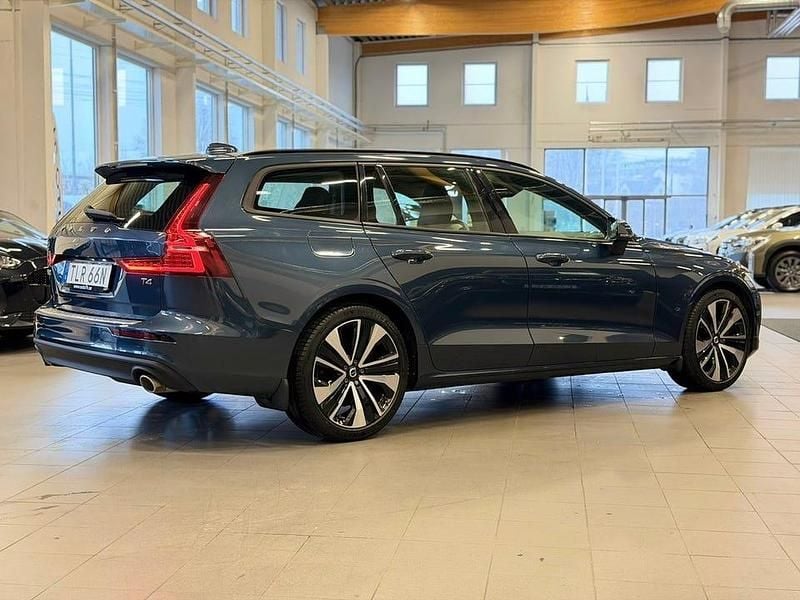 Begagnad Volvo V60 Momentum 190 HK (139 kW) 2020 Mörkblå Kombi