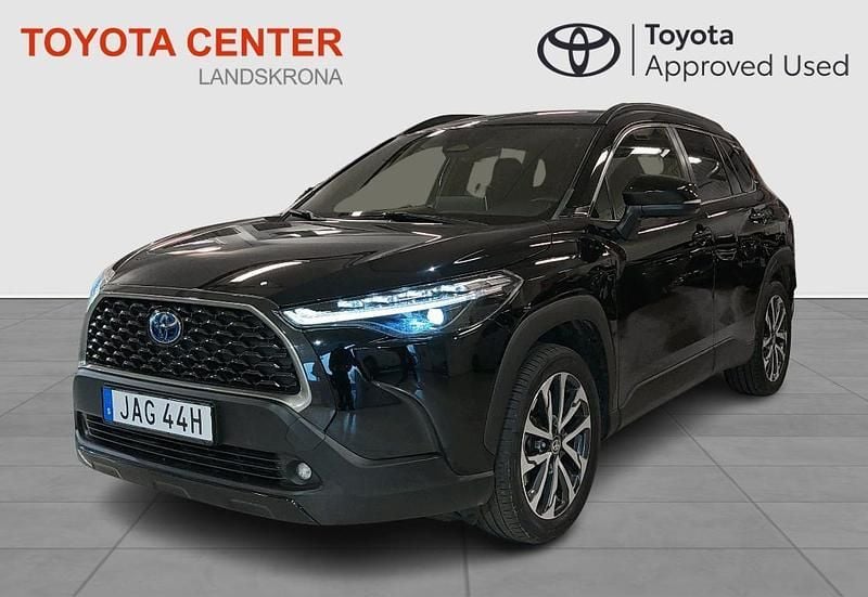 Svart Begagnad 2023 Toyota Corolla Cross Style SUV | 339 900 kr (Bra pris) - Bild 1/4