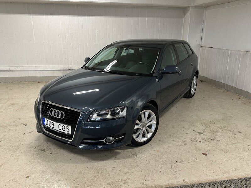 Grå Begagnad 2012 Audi A3 Comfort Halvkombi | 119 900 kr (Marknadspris) - Bild 1/4
