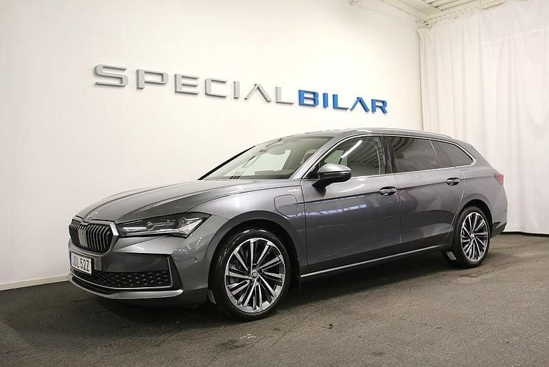 Grå Begagnad 2024 Skoda Superb LAURIN & KLEMENT Kombi | 459 000 kr (Dyr) - Bild 1/4
