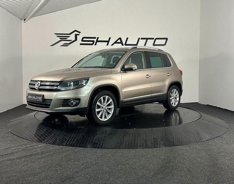 Ljusbrun Begagnad 2014 VW Tiguan Sportline SUV | 139 900 kr (Lite dyr) - Bild 1/4