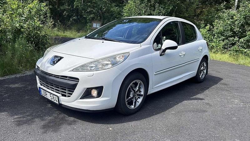 Vit Begagnad 2011 Peugeot 207 Halvkombi | 29 900 kr (Marknadspris) - Bild 1/4