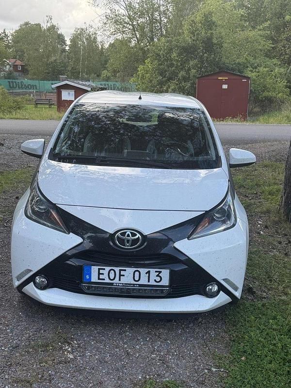 Vit Begagnad 2015 Toyota Aygo X-play Halvkombi | 95 500 kr (Marknadspris) - Bild 1/4