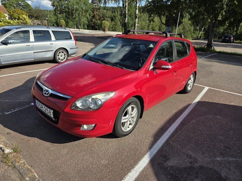 Röd Begagnad 2010 Hyundai i30 Halvkombi | 19 900 kr (Lite dyr) - Bild 1/4