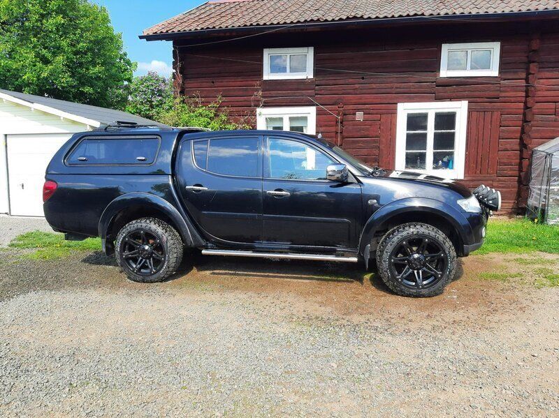 Svart Begagnad 2013 Mitsubishi L200 Pickup | 150 000 kr (Dyr) - Bild 1/4