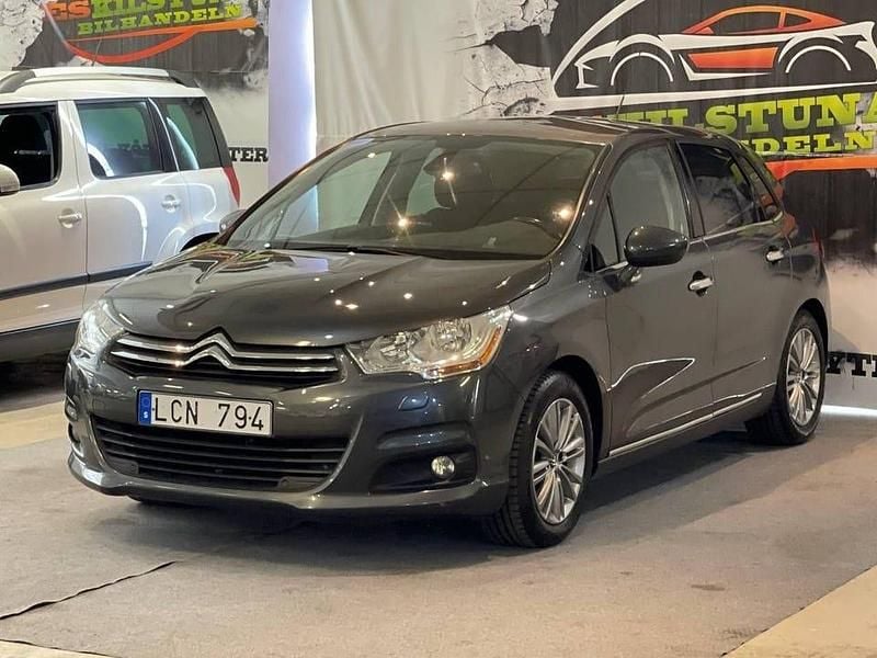 Grå Begagnad 2011 Citroën C4 Halvkombi | 49 900 kr (Marknadspris) - Bild 1/4
