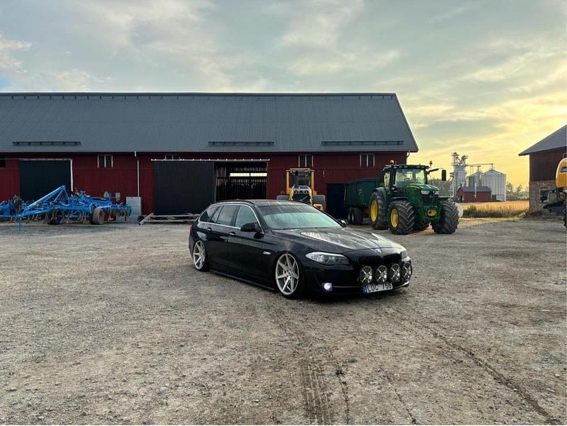 Svart Begagnad 2013 BMW 520 Kombi | 145 000 kr - Bild 1/4