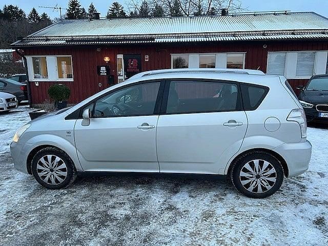 Begagnad Toyota Corolla Verso 110 HK (80 kW) 2004 Silver Minibuss