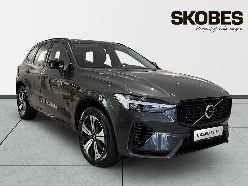 Grå Begagnad 2025 Volvo XC60 Plus SUV | 574 900 kr (Marknadspris) - Bild 1/4