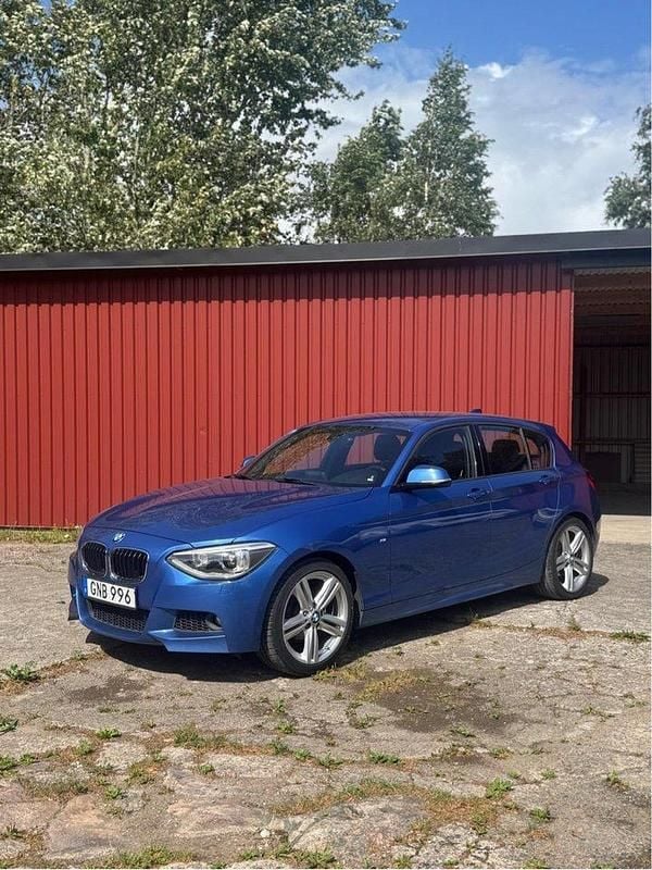 Blå Begagnad 2015 BMW 116 M Sport Halvkombi | 110 000 kr (Marknadspris) - Bild 1/4