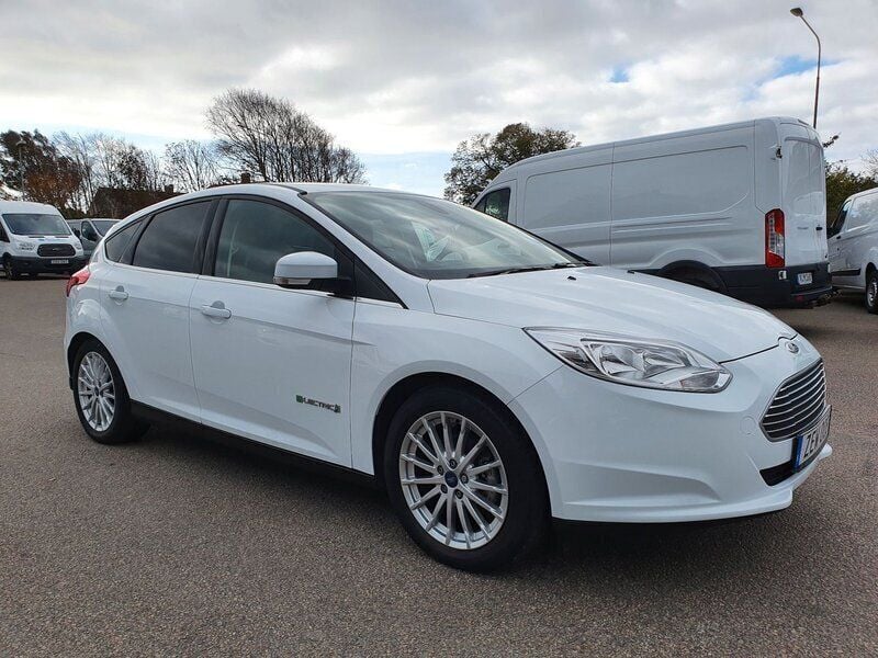 Vit Begagnad 2015 Ford Focus Electric Halvkombi | 139 000 kr - Bild 1/4