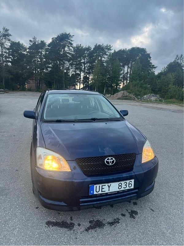 Blå Begagnad 2004 Toyota Corolla Halvkombi | 27 000 kr (Bra pris) - Bild 1/4