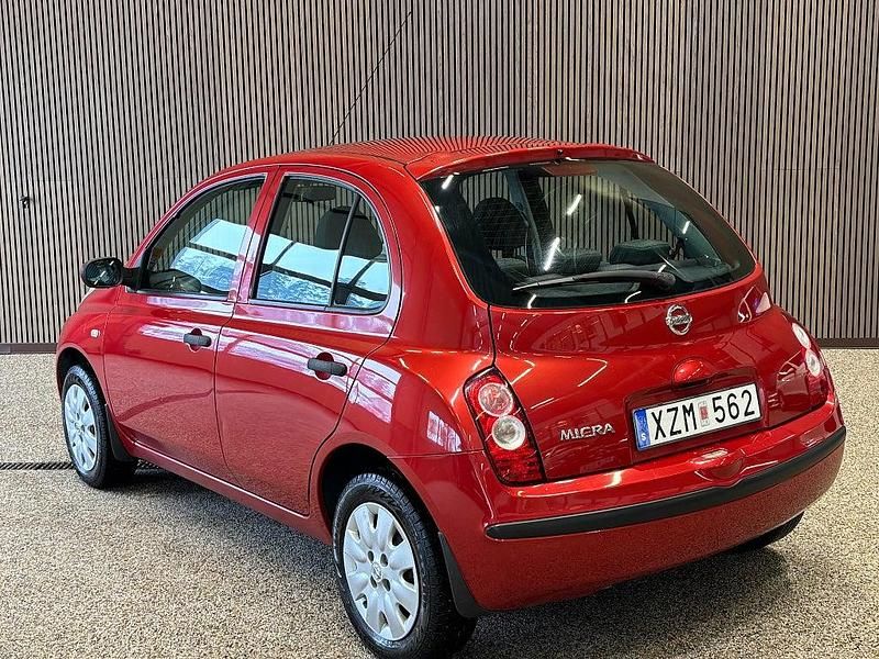 Begagnad Nissan Micra 65 HK (47 kW) 2006 Röd Halvkombi