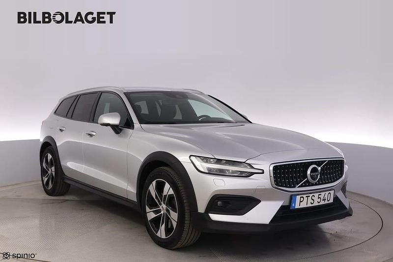 Silver Begagnad 2019 Volvo V60 CC Pro Kombi | 259 800 kr (Marknadspris) - Bild 1/4