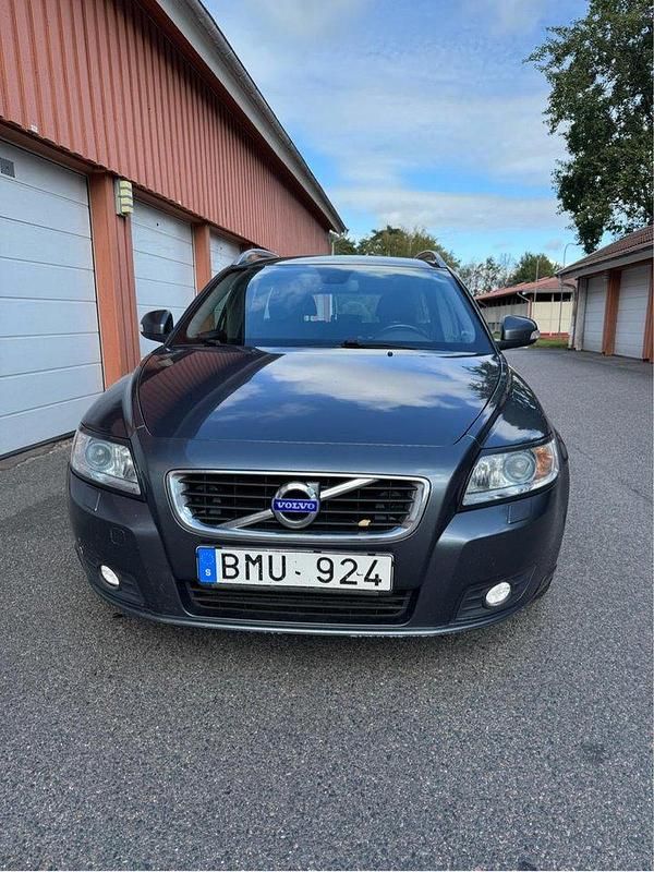 Grå Begagnad 2012 Volvo V50 Momentum Kombi | 47 990 kr (Marknadspris) - Bild 1/4