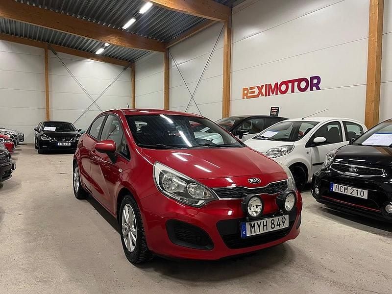 Röd Begagnad 2012 Kia Rio Halvkombi | 69 900 kr (Marknadspris) - Bild 1/4
