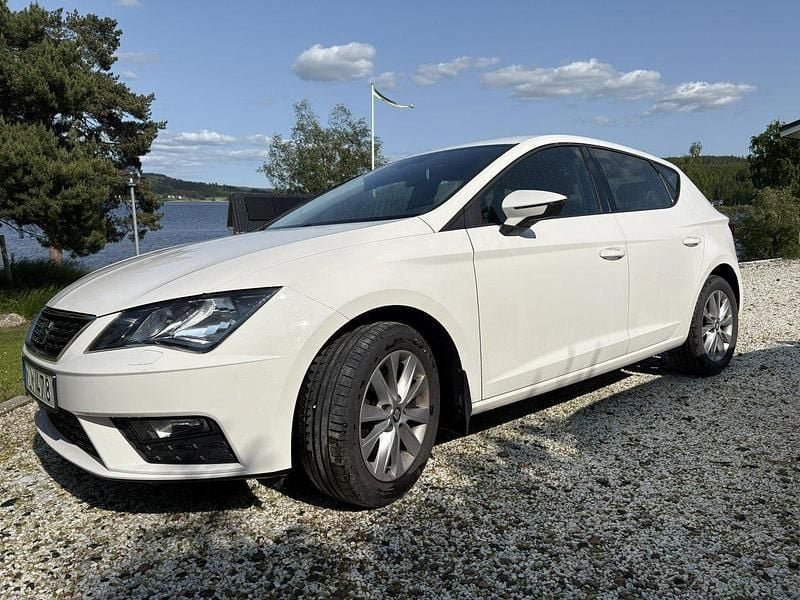 Vit Begagnad 2018 Seat Leon Style Halvkombi | 105 000 kr - Bild 1/4