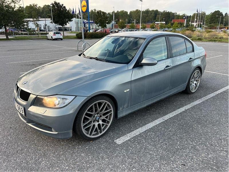 Grå Begagnad 2006 BMW 320 Advantage Sedan | 60 000 kr (Marknadspris) - Bild 1/4