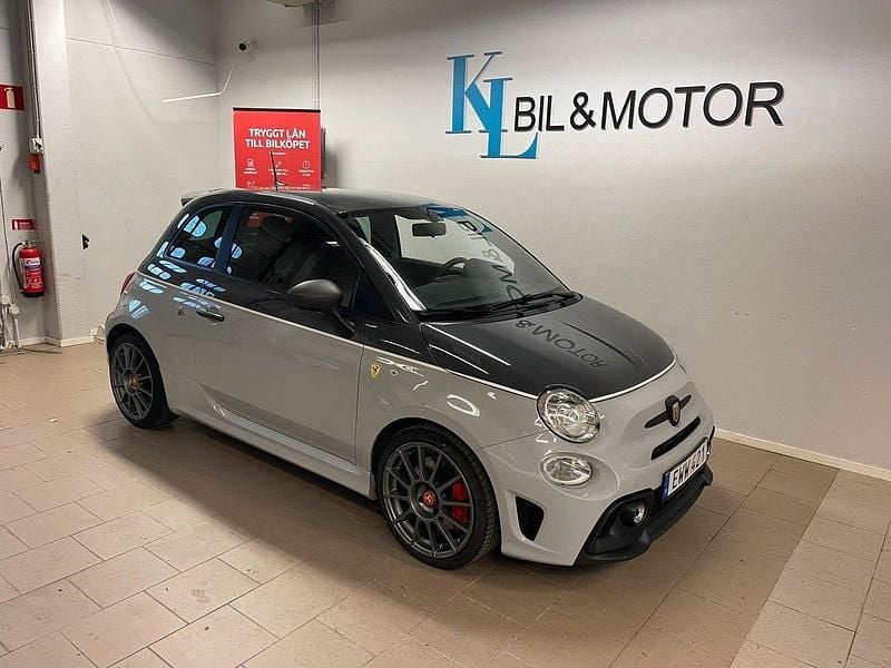 Grå Begagnad 2017 Abarth 595 Competizione Halvkombi | 189 900 kr (Marknadspris) - Bild 1/4