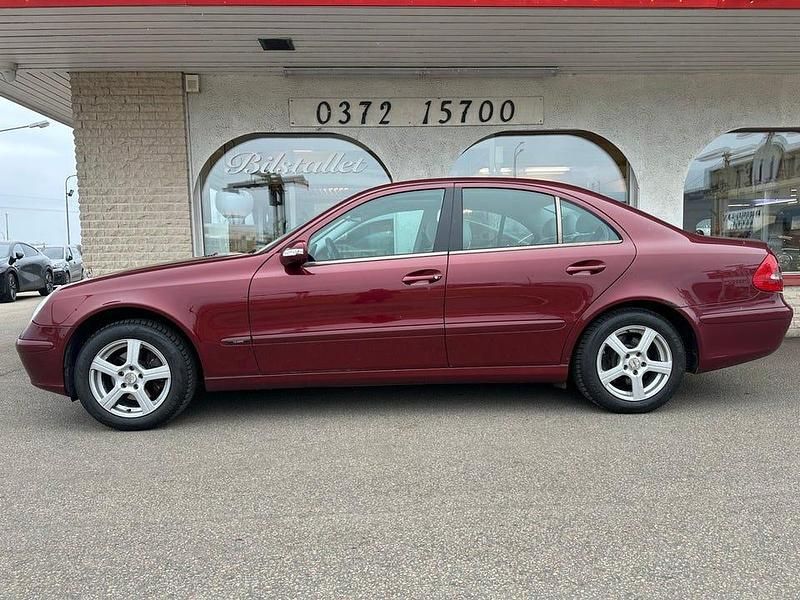Begagnad Mercedes E220 Classic 150 HK (110 kW) 2002 Mörkröd Sedan