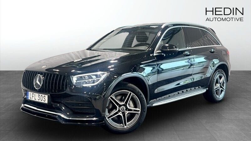 Svart (black) Begagnad 2020 Mercedes GLC300e AMG SUV | 379 900 kr (Marknadspris) - Bild 1/4