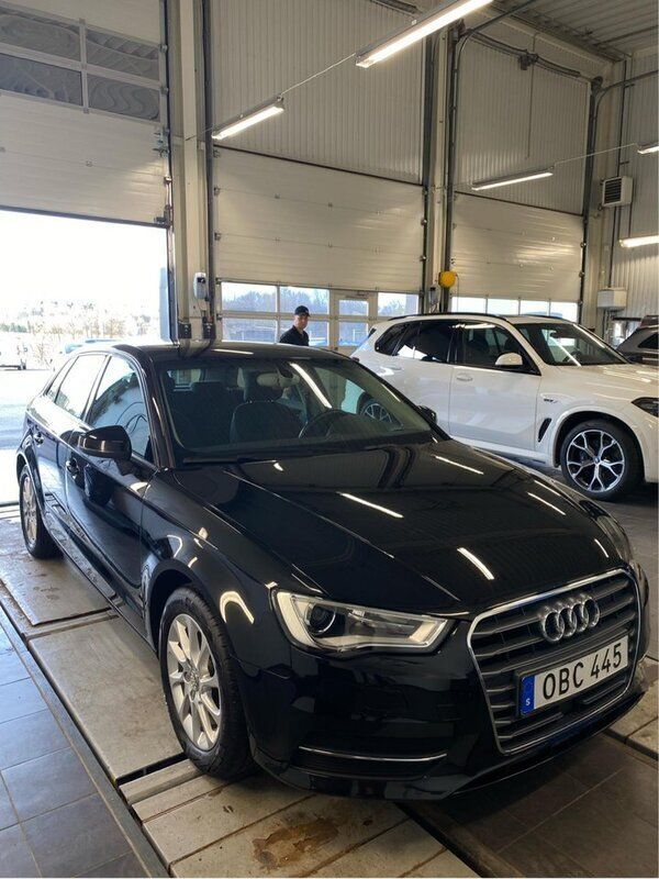 Svart Begagnad 2014 Audi A3 Sportback Attraction Halvkombi | 120 000 kr (Marknadspris) - Bild 1/4