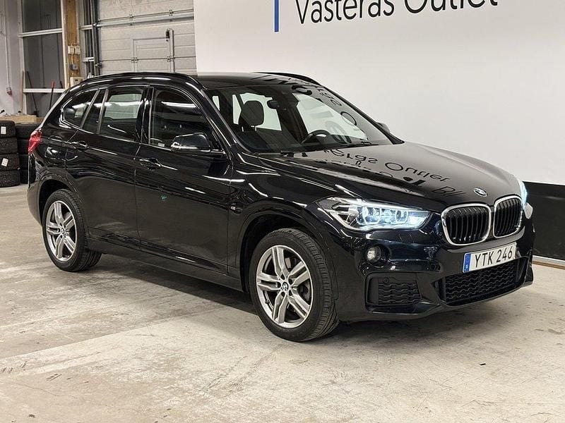 Svart Begagnad 2019 BMW X1 M Sport SUV | 279 900 kr (Marknadspris) - Bild 1/4