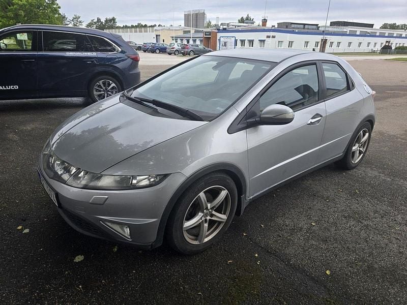 Silver Begagnad 2007 Honda Civic Sport Halvkombi | 35 000 kr (Bra pris) - Bild 1/4