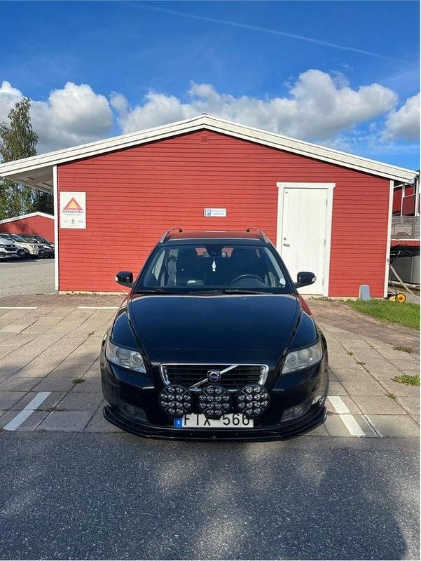 Svart Begagnad 2008 Volvo V50 Summum Kombi | 40 000 kr (Marknadspris) - Bild 1/4