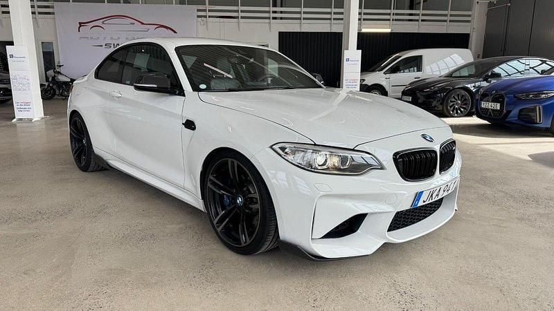Vit Begagnad 2017 BMW M2 M Performance Sportkupé | 469 900 kr (Superpris) - Bild 1/4