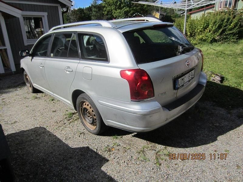 Silver Begagnad 2003 Toyota Avensis Kombi | 1 500 kr (Superpris) - Bild 1/4