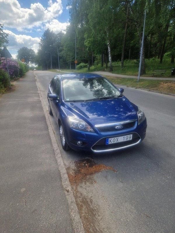 Blå Begagnad 2010 Ford Focus Titanium Halvkombi | 38 500 kr (Marknadspris) - Bild 1/4