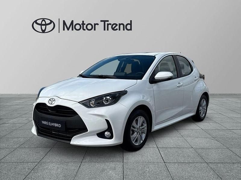 Vit Begagnad 2021 Toyota Yaris Hybrid Style Halvkombi | 2 995 kr - Bild 1/4